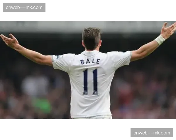 转播镜头捕捉：看台上的皇马主席弗洛伦蒂诺为争议判罚皱眉