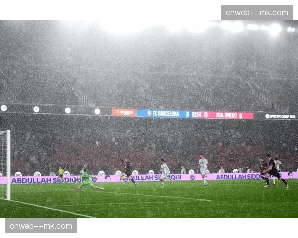 门兴对阵美因茨比赛因大雨暂停20分钟,工作人员紧急清理球场积水 门兴对阵美因茨比赛因大雨暂停20分钟,工作人员紧急清理球场积水