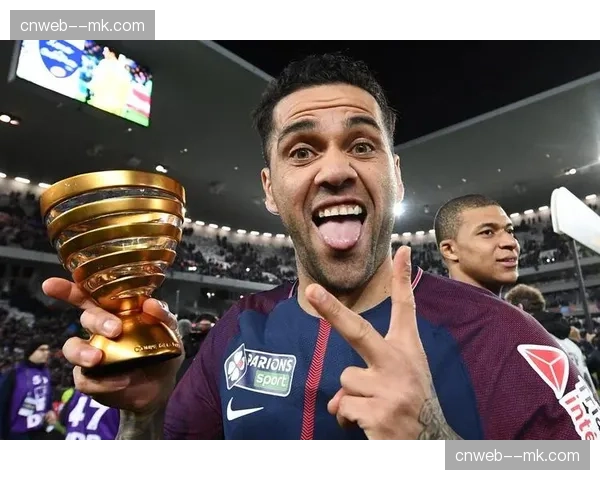 巴黎夺冠庆典，姆巴佩将冠军奖牌挂在了现场一名小球童的脖子上