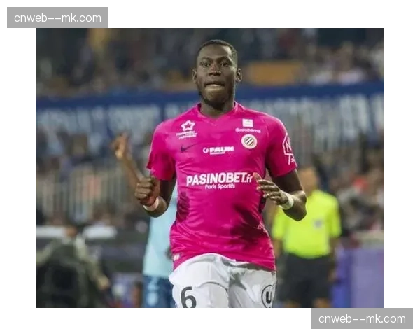 通讯：赛后更衣室内，蒙彼利埃全队为即将退役的功勋队医举办简短仪式